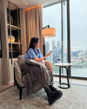 Miriam Yeung Chin-Wah Instagram - 今年過了一個很溫暖的聖誕節🎄雖然短短十天遊歷了又冷又熱的天氣，但那種溫度是來自人與人之間的距離，還有音樂與成長過程的關係💜一年快要過去，突然有點不捨，那種久違了的不捨。
我真正活出了 My Tree of LIFE🎄的感覺🌟
2023 
我很滿足和開心
還有事情可慶祝
繼續
Be humble 
Be minor 👩🏻‍🎤
Merry Christmas 💜
