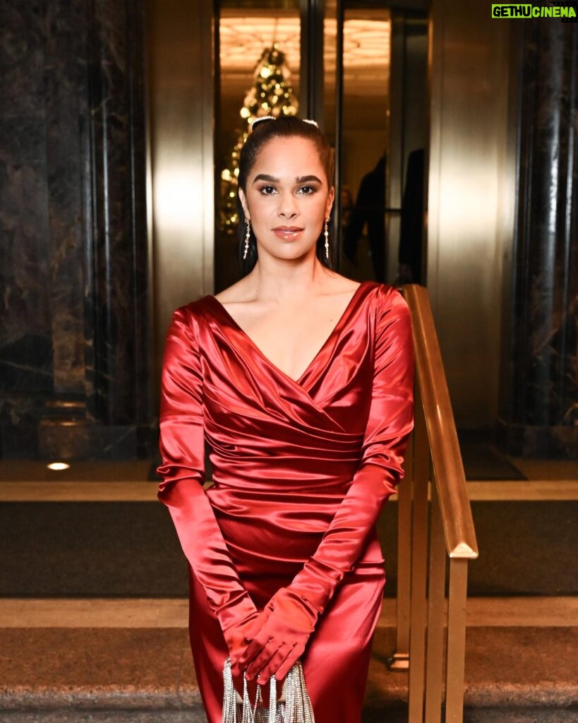 Misty Copeland Instagram - ‘Tis the season for another Incredible Occasion. Ballerina @mistyonpointe joined us this week for an intimate festive soiree at @interconbarclay. Misty and her guests toasted to spending a cozy evening together and celebrating the magic of the holidays in New York City. Swipe to see a sneak peek. #InterContinentalLife #ExperienceIHG