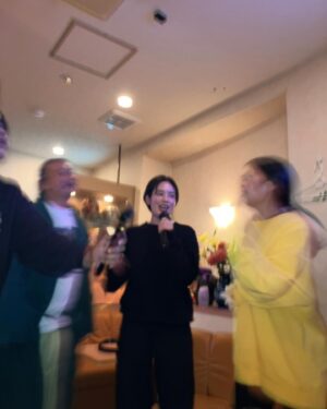 Miwako Kakei Instagram - 本日、写真集『ゴーみぃー』発売です。

この写真集がいろんなところに
連れてってくれて素敵な方々に、
素晴らしい瞬間に出会わせてくれました。
ゴーみぃー、すごいよ！
多くの方にありがとうです。♡

#ゴーみぃー 
#佐内正史
#筧美和子