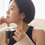 Miwako Kakei Instagram - 「C COFFEE」新CM C COFFEEのアンバサダーになりました☕️ C COFFEEは、炭が入ったチャコールコーヒーでホットでもアイスでもさっと溶けて、いい香りがして本当においしい！ 私は食事の後にゆっくり飲むことが多いよ〜☕️ 本日から公開のCMも是非チェックしてみてください☺️ @c_coffee_official #CCOFFEE #Cコーヒー #シーコーヒー #チャコールクレンズ #ダイエット