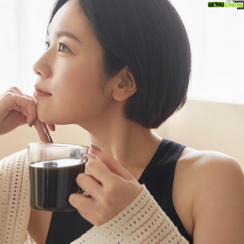 Miwako Kakei Instagram - 「C COFFEE」新CM C COFFEEのアンバサダーになりました☕️ C COFFEEは、炭が入ったチャコールコーヒーでホットでもアイスでもさっと溶けて、いい香りがして本当においしい! 私は食事の後にゆっくり飲むことが多いよ〜☕️ 本日から公開のCMも是非チェックしてみてください☺️ @c_coffee_official #CCOFFEE #Cコーヒー #シーコーヒー #チャコールクレンズ #ダイエット