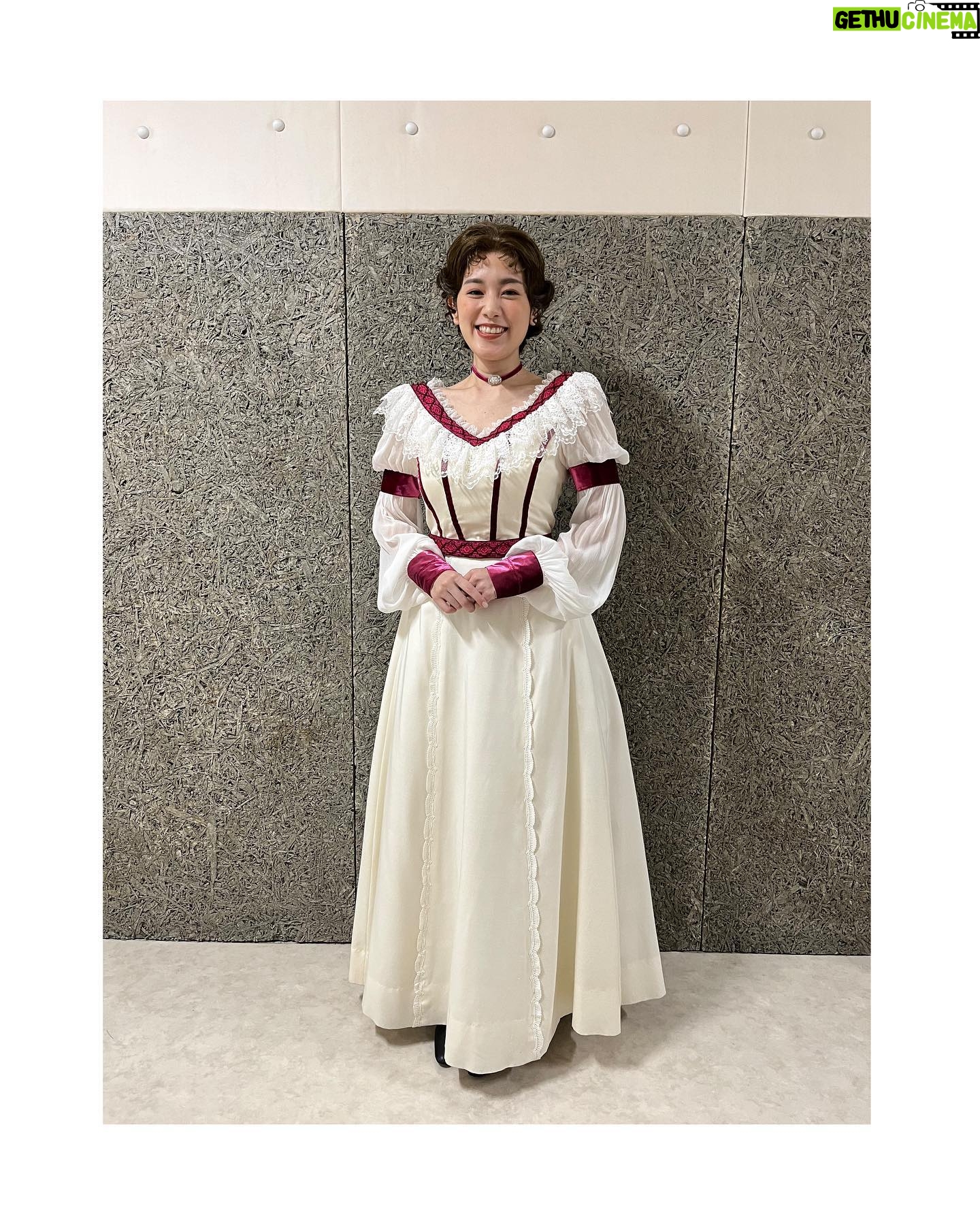 Miwako Kakei Instagram - マーク・トウェインと不思議な少年。無事全公演完走しました! 初めての本格初舞台でした。 稽古中から本番が始まっても心が行ったり来たり…悩みながらもどうにか前向きに、踏ん張り続けるような2ヶ月間。いつもあたたかい皆さんに支えられ続けました。素晴らしいみなさまから多くのことを学ばせてもらい、私にとってかけがえのない体験となりました。 なにより演劇がだいすきになりました。 この作品に関わった全ての方から、応援してくれた皆様から、サム、マーク、オリヴィア、みんなから。ずっと私の中に残り続けるであろう大切なものをいただいたように思います。 本当に幸せでした。 ありがとうございました!