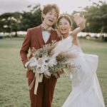 Miyū Ikeda Instagram - ． 結婚して1年5ヶ月が経ち、 やっと結婚式を挙げることができました💍 しかもハワイという最高すぎる場所で🌺♡ 正直、1年半経って新婚ほやほや感が無かったし ファーストミートの時もあんまり実感湧かなかったのに いざ式始まってパーティまで めちゃくちゃ泣いてめちゃくちゃ笑ってた😂🤍 大好きな家族と友達たちもわざわざハワイまで来てくれて 本当に100点満点すぎる日になりました♡ 去年の夏から打ち合わせを何度も重ねて、 内装とかブーケのデザインも オーダーしてたより遥かに可愛くて💐 打ち合わせのスケジュール合わせも大変だったのに 当日も何から何までサポートして頂いた @watabewedding 様様過ぎた🥹🤍 写真がありすぎて しばらく結婚式投稿多くなりそうですが お付き合いください💒