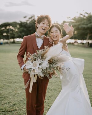 Miyū Ikeda Instagram - ．
結婚して1年5ヶ月が経ち、
やっと結婚式を挙げることができました💍
しかもハワイという最高すぎる場所で🌺♡

正直、1年半経って新婚ほやほや感が無かったし
ファーストミートの時もあんまり実感湧かなかったのに
いざ式始まってパーティまで
めちゃくちゃ泣いてめちゃくちゃ笑ってた😂🤍
大好きな家族と友達たちもわざわざハワイまで来てくれて
本当に100点満点すぎる日になりました♡

去年の夏から打ち合わせを何度も重ねて、
内装とかブーケのデザインも
オーダーしてたより遥かに可愛くて💐
打ち合わせのスケジュール合わせも大変だったのに
当日も何から何までサポートして頂いた
@watabewedding 様様過ぎた🥹🤍

写真がありすぎて
しばらく結婚式投稿多くなりそうですが
お付き合いください💒