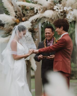 Miyū Ikeda Instagram - ．
結婚して1年5ヶ月が経ち、
やっと結婚式を挙げることができました💍
しかもハワイという最高すぎる場所で🌺♡

正直、1年半経って新婚ほやほや感が無かったし
ファーストミートの時もあんまり実感湧かなかったのに
いざ式始まってパーティまで
めちゃくちゃ泣いてめちゃくちゃ笑ってた😂🤍
大好きな家族と友達たちもわざわざハワイまで来てくれて
本当に100点満点すぎる日になりました♡

去年の夏から打ち合わせを何度も重ねて、
内装とかブーケのデザインも
オーダーしてたより遥かに可愛くて💐
打ち合わせのスケジュール合わせも大変だったのに
当日も何から何までサポートして頂いた
@watabewedding 様様過ぎた🥹🤍

写真がありすぎて
しばらく結婚式投稿多くなりそうですが
お付き合いください💒