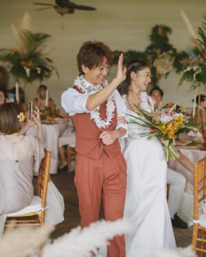 Miyū Ikeda Instagram - ．
結婚して1年5ヶ月が経ち、
やっと結婚式を挙げることができました💍
しかもハワイという最高すぎる場所で🌺♡

正直、1年半経って新婚ほやほや感が無かったし
ファーストミートの時もあんまり実感湧かなかったのに
いざ式始まってパーティまで
めちゃくちゃ泣いてめちゃくちゃ笑ってた😂🤍
大好きな家族と友達たちもわざわざハワイまで来てくれて
本当に100点満点すぎる日になりました♡

去年の夏から打ち合わせを何度も重ねて、
内装とかブーケのデザインも
オーダーしてたより遥かに可愛くて💐
打ち合わせのスケジュール合わせも大変だったのに
当日も何から何までサポートして頂いた
@watabewedding 様様過ぎた🥹🤍

写真がありすぎて
しばらく結婚式投稿多くなりそうですが
お付き合いください💒