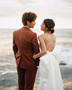 Miyū Ikeda Instagram - ．
結婚して1年5ヶ月が経ち、
やっと結婚式を挙げることができました💍
しかもハワイという最高すぎる場所で🌺♡

正直、1年半経って新婚ほやほや感が無かったし
ファーストミートの時もあんまり実感湧かなかったのに
いざ式始まってパーティまで
めちゃくちゃ泣いてめちゃくちゃ笑ってた😂🤍
大好きな家族と友達たちもわざわざハワイまで来てくれて
本当に100点満点すぎる日になりました♡

去年の夏から打ち合わせを何度も重ねて、
内装とかブーケのデザインも
オーダーしてたより遥かに可愛くて💐
打ち合わせのスケジュール合わせも大変だったのに
当日も何から何までサポートして頂いた
@watabewedding 様様過ぎた🥹🤍

写真がありすぎて
しばらく結婚式投稿多くなりそうですが
お付き合いください💒