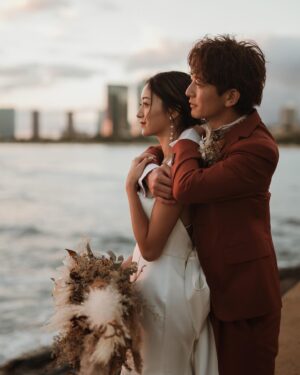 Miyū Ikeda Instagram - ．
結婚して1年5ヶ月が経ち、
やっと結婚式を挙げることができました💍
しかもハワイという最高すぎる場所で🌺♡

正直、1年半経って新婚ほやほや感が無かったし
ファーストミートの時もあんまり実感湧かなかったのに
いざ式始まってパーティまで
めちゃくちゃ泣いてめちゃくちゃ笑ってた😂🤍
大好きな家族と友達たちもわざわざハワイまで来てくれて
本当に100点満点すぎる日になりました♡

去年の夏から打ち合わせを何度も重ねて、
内装とかブーケのデザインも
オーダーしてたより遥かに可愛くて💐
打ち合わせのスケジュール合わせも大変だったのに
当日も何から何までサポートして頂いた
@watabewedding 様様過ぎた🥹🤍

写真がありすぎて
しばらく結婚式投稿多くなりそうですが
お付き合いください💒