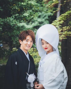 Miyū Ikeda Instagram - ．
ハワイ挙式から約1ヶ月後の4月に
京都でも式を挙げてきました⛩️

士門が京都人なのでたくさんの親族のために
実は元々京都だけでやる予定だったの！
ハワイと立て続けでバタバタだったけど、
ドレスと白無垢どちらも着れてどっちも違った良さがあって
また @watabewedding さまさまでした💍🤍

ゲストの人数も考えて
挙式は上賀茂神社、披露宴は @okakuen で
素敵な場所でほぼ親族だけで最高の時間を過ごせました♡

披露宴では色打掛も着たからそれはまた改めて写真upします🫶🏾
ハワイに続いてまたまたたくさん投稿続きますが
飽きずにお付き合いください🥹！