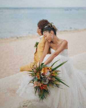 Miyū Ikeda Instagram - ．
別バージョンのウェディングドレス💐
挙式の次の日のフォトツアーで
プロデュースしたもう1つのチュールドレスの
オフショルになるロングチュール外したバージョン♡
透け感あって柔らかい素材だから
マーメイドドレスとは全く違う感じに💒
どっちのドレスが好き？
オフショルチュールあるバージョンは前の前の投稿みて🫶🏾