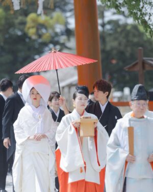 Miyū Ikeda Instagram - ．
ハワイ挙式から約1ヶ月後の4月に
京都でも式を挙げてきました⛩️

士門が京都人なのでたくさんの親族のために
実は元々京都だけでやる予定だったの！
ハワイと立て続けでバタバタだったけど、
ドレスと白無垢どちらも着れてどっちも違った良さがあって
また @watabewedding さまさまでした💍🤍

ゲストの人数も考えて
挙式は上賀茂神社、披露宴は @okakuen で
素敵な場所でほぼ親族だけで最高の時間を過ごせました♡

披露宴では色打掛も着たからそれはまた改めて写真upします🫶🏾
ハワイに続いてまたまたたくさん投稿続きますが
飽きずにお付き合いください🥹！