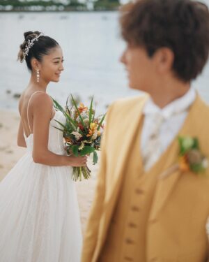 Miyū Ikeda Instagram - ．
別バージョンのウェディングドレス💐
挙式の次の日のフォトツアーで
プロデュースしたもう1つのチュールドレスの
オフショルになるロングチュール外したバージョン♡
透け感あって柔らかい素材だから
マーメイドドレスとは全く違う感じに💒
どっちのドレスが好き？
オフショルチュールあるバージョンは前の前の投稿みて🫶🏾