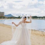 Miyū Ikeda Instagram - ． 別バージョンのウェディングドレス💐 挙式の次の日のフォトツアーで プロデュースしたもう1つのチュールドレスの オフショルになるロングチュール外したバージョン♡ 透け感あって柔らかい素材だから マーメイドドレスとは全く違う感じに💒 どっちのドレスが好き？ オフショルチュールあるバージョンは前の前の投稿みて🫶🏾