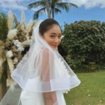 Miyū Ikeda Instagram - ． たくさん質問が多かった結婚式前の美容系🧖🏾‍♀️🤍 まずはドレスを着るために1番は体！ 元々ジムやらエステやらはずっと通ってるから 特別なことはあんまりしてないんだけど、 @taivi_gym のパーソナルジムに90分トレーニングを週1🏋🏽‍♀️ よくストーリーには載せてるんだけど、 自分の体の癖とかズレをみて体の根本を変えてくれるから バリバリ鍛える！とかではなくて、 本来の正常の体に戻してくれて だからこそ代謝が良くなって太りにくい体になるし 肩こりとか腰痛が全然なくなった！ 結婚式前は背中とか肩周りを特にメインでやった！ @aione_0123 のエステと @stormystonebyaq の薬石浴のセットを月1か月2🛁 5年前くらいから通ってるエステで 2人がかりでつま先から頭まで全身ごりっごりに流してくれるから ファッションショー前とか大事な時の前は絶対！ 薬石浴はサウナとかとは違った汗のかき方で これぞデトックス！って感じ🌿 @aoyamahihuka_clinic で月1の肌のメンテナンス🫧 20歳超えてからニキビができやすい体質になって 色んなことしてきたけど今はここなしじゃ無理！ ダブルジェネシスがとにかくつやんつやんになってお気に入り♡ 内服薬とオリジナルのスキンケア用品も毎回貰って ホームケアもしっかりやってニキビとニキビ跡対策に！ 式前は背中にビタミン導入もやってもらって 背中がツルンツルンでした👌🏾 @ily.b.c の医療脱毛を2ヶ月に1回！ 前に1度だけやった医療脱毛が痛すぎて諦めてたんだけど ここのは全然痛くないし、 日焼け大好きマンでも1ヶ月くらいあければできる医療脱毛！ まだ通い始めて3回目なんだけど 生えるスピードがかなり減ってきたから 完全に無くなるまで当分通い続ける🙆🏽‍♀️ @chipieee_tokyo のネイルを3週間に1回💅🏾 8.9年前のオープン時からネイルはずっとここ！ 好みとか全てわかってくれてるし、 担当の @chipieee_chiko ちゃんはセンスが良すぎるから アイデア思いつかない時はお任せにしても可愛くしてくれる🫶🏾 ブライダルネイルはシンプルすぎず、 仕事にも影響出ないホワイトとクリアの一癖ネイルにしました🤍 @chipieee_tokyo のパリジェンヌと眉毛メンテナンス👀 ネイルと一緒にいつもお願いしてて、6週間に1回ペースで！ とにかくぎゅいんぎゅいんに上げてくださいと、 眉毛は元々毛が長いから眉頭だけ上に上げて 他はナチュラルに流してくださいってオーダーしてます🌞 @log_shibuya で3週間に1回ヘアメンテ💇🏽‍♀️ L.O.Gも8年くらい通ってて ずっと担当だった @yuuki_nagayama くんが紹介してくれた @logshogo のバレイヤージュが最高！ 半年に1回くらいブリーチしてメンテナンス！ トリートメントも最強だから ハワイ行く当日の朝に行って整えてもらいました😂 そして大事な当日のヘアメイクは @naya__hairmakeup 🖤 最近はファッションショーとか撮影とかは ほぼなやちゃんにお願いするくらい最強なヘアメイクさん🫶🏾 忙しい中ハワイまで来てくれて フォトツアーとか全てのヘアも一緒に考えてくれた😩♡ こんくらいかな？ ちなみに式の3.4日前にハワイ着いたから たくさん食べてたしたくさん日焼けしてたけど、 前日は半身浴しながら美顔器やったり パックしたりして頑張ってたよ😂 ただやっぱり式前に限らず 日頃から色々やってるとかなり楽で最高の式になりました🤍💒 是非少しでも参考にしてもらえれば！