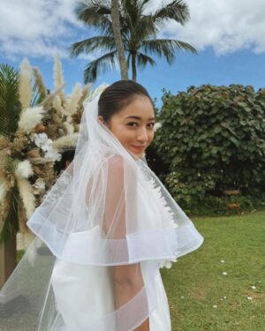 Miyū Ikeda Instagram - ．
たくさん質問が多かった結婚式前の美容系🧖🏾‍♀️🤍

まずはドレスを着るために1番は体！
元々ジムやらエステやらはずっと通ってるから
特別なことはあんまりしてないんだけど、

@taivi_gym のパーソナルジムに90分トレーニングを週1🏋🏽‍♀️
よくストーリーには載せてるんだけど、
自分の体の癖とかズレをみて体の根本を変えてくれるから
バリバリ鍛える！とかではなくて、
本来の正常の体に戻してくれて
だからこそ代謝が良くなって太りにくい体になるし
肩こりとか腰痛が全然なくなった！
結婚式前は背中とか肩周りを特にメインでやった！

@aione_0123 のエステと
@stormystonebyaq の薬石浴のセットを月1か月2🛁
5年前くらいから通ってるエステで
2人がかりでつま先から頭まで全身ごりっごりに流してくれるから
ファッションショー前とか大事な時の前は絶対！
薬石浴はサウナとかとは違った汗のかき方で
これぞデトックス！って感じ🌿

@aoyamahihuka_clinic で月1の肌のメンテナンス🫧
20歳超えてからニキビができやすい体質になって
色んなことしてきたけど今はここなしじゃ無理！
ダブルジェネシスがとにかくつやんつやんになってお気に入り♡
内服薬とオリジナルのスキンケア用品も毎回貰って
ホームケアもしっかりやってニキビとニキビ跡対策に！
式前は背中にビタミン導入もやってもらって
背中がツルンツルンでした👌🏾

@ily.b.c の医療脱毛を2ヶ月に1回！
前に1度だけやった医療脱毛が痛すぎて諦めてたんだけど
ここのは全然痛くないし、
日焼け大好きマンでも1ヶ月くらいあければできる医療脱毛！
まだ通い始めて3回目なんだけど
生えるスピードがかなり減ってきたから
完全に無くなるまで当分通い続ける🙆🏽‍♀️

@chipieee_tokyo のネイルを3週間に1回💅🏾
8.9年前のオープン時からネイルはずっとここ！
好みとか全てわかってくれてるし、
担当の @chipieee_chiko ちゃんはセンスが良すぎるから
アイデア思いつかない時はお任せにしても可愛くしてくれる🫶🏾
ブライダルネイルはシンプルすぎず、
仕事にも影響出ないホワイトとクリアの一癖ネイルにしました🤍

@chipieee_tokyo のパリジェンヌと眉毛メンテナンス👀
ネイルと一緒にいつもお願いしてて、6週間に1回ペースで！
とにかくぎゅいんぎゅいんに上げてくださいと、
眉毛は元々毛が長いから眉頭だけ上に上げて
他はナチュラルに流してくださいってオーダーしてます🌞

@log_shibuya で3週間に1回ヘアメンテ💇🏽‍♀️
L.O.Gも8年くらい通ってて
ずっと担当だった @yuuki_nagayama くんが紹介してくれた
@logshogo のバレイヤージュが最高！
半年に1回くらいブリーチしてメンテナンス！
トリートメントも最強だから
ハワイ行く当日の朝に行って整えてもらいました😂

そして大事な当日のヘアメイクは @naya__hairmakeup 🖤
最近はファッションショーとか撮影とかは
ほぼなやちゃんにお願いするくらい最強なヘアメイクさん🫶🏾
忙しい中ハワイまで来てくれて
フォトツアーとか全てのヘアも一緒に考えてくれた😩♡

こんくらいかな？
ちなみに式の3.4日前にハワイ着いたから
たくさん食べてたしたくさん日焼けしてたけど、
前日は半身浴しながら美顔器やったり
パックしたりして頑張ってたよ😂
ただやっぱり式前に限らず
日頃から色々やってるとかなり楽で最高の式になりました🤍💒

是非少しでも参考にしてもらえれば！