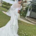Miyū Ikeda Instagram - ． たくさん質問が多かった結婚式前の美容系🧖🏾‍♀️🤍 まずはドレスを着るために1番は体！ 元々ジムやらエステやらはずっと通ってるから 特別なことはあんまりしてないんだけど、 @taivi_gym のパーソナルジムに90分トレーニングを週1🏋🏽‍♀️ よくストーリーには載せてるんだけど、 自分の体の癖とかズレをみて体の根本を変えてくれるから バリバリ鍛える！とかではなくて、 本来の正常の体に戻してくれて だからこそ代謝が良くなって太りにくい体になるし 肩こりとか腰痛が全然なくなった！ 結婚式前は背中とか肩周りを特にメインでやった！ @aione_0123 のエステと @stormystonebyaq の薬石浴のセットを月1か月2🛁 5年前くらいから通ってるエステで 2人がかりでつま先から頭まで全身ごりっごりに流してくれるから ファッションショー前とか大事な時の前は絶対！ 薬石浴はサウナとかとは違った汗のかき方で これぞデトックス！って感じ🌿 @aoyamahihuka_clinic で月1の肌のメンテナンス🫧 20歳超えてからニキビができやすい体質になって 色んなことしてきたけど今はここなしじゃ無理！ ダブルジェネシスがとにかくつやんつやんになってお気に入り♡ 内服薬とオリジナルのスキンケア用品も毎回貰って ホームケアもしっかりやってニキビとニキビ跡対策に！ 式前は背中にビタミン導入もやってもらって 背中がツルンツルンでした👌🏾 @ily.b.c の医療脱毛を2ヶ月に1回！ 前に1度だけやった医療脱毛が痛すぎて諦めてたんだけど ここのは全然痛くないし、 日焼け大好きマンでも1ヶ月くらいあければできる医療脱毛！ まだ通い始めて3回目なんだけど 生えるスピードがかなり減ってきたから 完全に無くなるまで当分通い続ける🙆🏽‍♀️ @chipieee_tokyo のネイルを3週間に1回💅🏾 8.9年前のオープン時からネイルはずっとここ！ 好みとか全てわかってくれてるし、 担当の @chipieee_chiko ちゃんはセンスが良すぎるから アイデア思いつかない時はお任せにしても可愛くしてくれる🫶🏾 ブライダルネイルはシンプルすぎず、 仕事にも影響出ないホワイトとクリアの一癖ネイルにしました🤍 @chipieee_tokyo のパリジェンヌと眉毛メンテナンス👀 ネイルと一緒にいつもお願いしてて、6週間に1回ペースで！ とにかくぎゅいんぎゅいんに上げてくださいと、 眉毛は元々毛が長いから眉頭だけ上に上げて 他はナチュラルに流してくださいってオーダーしてます🌞 @log_shibuya で3週間に1回ヘアメンテ💇🏽‍♀️ L.O.Gも8年くらい通ってて ずっと担当だった @yuuki_nagayama くんが紹介してくれた @logshogo のバレイヤージュが最高！ 半年に1回くらいブリーチしてメンテナンス！ トリートメントも最強だから ハワイ行く当日の朝に行って整えてもらいました😂 そして大事な当日のヘアメイクは @naya__hairmakeup 🖤 最近はファッションショーとか撮影とかは ほぼなやちゃんにお願いするくらい最強なヘアメイクさん🫶🏾 忙しい中ハワイまで来てくれて フォトツアーとか全てのヘアも一緒に考えてくれた😩♡ こんくらいかな？ ちなみに式の3.4日前にハワイ着いたから たくさん食べてたしたくさん日焼けしてたけど、 前日は半身浴しながら美顔器やったり パックしたりして頑張ってたよ😂 ただやっぱり式前に限らず 日頃から色々やってるとかなり楽で最高の式になりました🤍💒 是非少しでも参考にしてもらえれば！