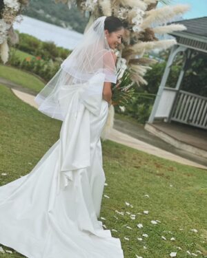 Miyū Ikeda Instagram - ．
たくさん質問が多かった結婚式前の美容系🧖🏾‍♀️🤍

まずはドレスを着るために1番は体！
元々ジムやらエステやらはずっと通ってるから
特別なことはあんまりしてないんだけど、

@taivi_gym のパーソナルジムに90分トレーニングを週1🏋🏽‍♀️
よくストーリーには載せてるんだけど、
自分の体の癖とかズレをみて体の根本を変えてくれるから
バリバリ鍛える！とかではなくて、
本来の正常の体に戻してくれて
だからこそ代謝が良くなって太りにくい体になるし
肩こりとか腰痛が全然なくなった！
結婚式前は背中とか肩周りを特にメインでやった！

@aione_0123 のエステと
@stormystonebyaq の薬石浴のセットを月1か月2🛁
5年前くらいから通ってるエステで
2人がかりでつま先から頭まで全身ごりっごりに流してくれるから
ファッションショー前とか大事な時の前は絶対！
薬石浴はサウナとかとは違った汗のかき方で
これぞデトックス！って感じ🌿

@aoyamahihuka_clinic で月1の肌のメンテナンス🫧
20歳超えてからニキビができやすい体質になって
色んなことしてきたけど今はここなしじゃ無理！
ダブルジェネシスがとにかくつやんつやんになってお気に入り♡
内服薬とオリジナルのスキンケア用品も毎回貰って
ホームケアもしっかりやってニキビとニキビ跡対策に！
式前は背中にビタミン導入もやってもらって
背中がツルンツルンでした👌🏾

@ily.b.c の医療脱毛を2ヶ月に1回！
前に1度だけやった医療脱毛が痛すぎて諦めてたんだけど
ここのは全然痛くないし、
日焼け大好きマンでも1ヶ月くらいあければできる医療脱毛！
まだ通い始めて3回目なんだけど
生えるスピードがかなり減ってきたから
完全に無くなるまで当分通い続ける🙆🏽‍♀️

@chipieee_tokyo のネイルを3週間に1回💅🏾
8.9年前のオープン時からネイルはずっとここ！
好みとか全てわかってくれてるし、
担当の @chipieee_chiko ちゃんはセンスが良すぎるから
アイデア思いつかない時はお任せにしても可愛くしてくれる🫶🏾
ブライダルネイルはシンプルすぎず、
仕事にも影響出ないホワイトとクリアの一癖ネイルにしました🤍

@chipieee_tokyo のパリジェンヌと眉毛メンテナンス👀
ネイルと一緒にいつもお願いしてて、6週間に1回ペースで！
とにかくぎゅいんぎゅいんに上げてくださいと、
眉毛は元々毛が長いから眉頭だけ上に上げて
他はナチュラルに流してくださいってオーダーしてます🌞

@log_shibuya で3週間に1回ヘアメンテ💇🏽‍♀️
L.O.Gも8年くらい通ってて
ずっと担当だった @yuuki_nagayama くんが紹介してくれた
@logshogo のバレイヤージュが最高！
半年に1回くらいブリーチしてメンテナンス！
トリートメントも最強だから
ハワイ行く当日の朝に行って整えてもらいました😂

そして大事な当日のヘアメイクは @naya__hairmakeup 🖤
最近はファッションショーとか撮影とかは
ほぼなやちゃんにお願いするくらい最強なヘアメイクさん🫶🏾
忙しい中ハワイまで来てくれて
フォトツアーとか全てのヘアも一緒に考えてくれた😩♡

こんくらいかな？
ちなみに式の3.4日前にハワイ着いたから
たくさん食べてたしたくさん日焼けしてたけど、
前日は半身浴しながら美顔器やったり
パックしたりして頑張ってたよ😂
ただやっぱり式前に限らず
日頃から色々やってるとかなり楽で最高の式になりました🤍💒

是非少しでも参考にしてもらえれば！