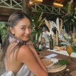 Miyū Ikeda Instagram - ． たくさん質問が多かった結婚式前の美容系🧖🏾‍♀️🤍 まずはドレスを着るために1番は体！ 元々ジムやらエステやらはずっと通ってるから 特別なことはあんまりしてないんだけど、 @taivi_gym のパーソナルジムに90分トレーニングを週1🏋🏽‍♀️ よくストーリーには載せてるんだけど、 自分の体の癖とかズレをみて体の根本を変えてくれるから バリバリ鍛える！とかではなくて、 本来の正常の体に戻してくれて だからこそ代謝が良くなって太りにくい体になるし 肩こりとか腰痛が全然なくなった！ 結婚式前は背中とか肩周りを特にメインでやった！ @aione_0123 のエステと @stormystonebyaq の薬石浴のセットを月1か月2🛁 5年前くらいから通ってるエステで 2人がかりでつま先から頭まで全身ごりっごりに流してくれるから ファッションショー前とか大事な時の前は絶対！ 薬石浴はサウナとかとは違った汗のかき方で これぞデトックス！って感じ🌿 @aoyamahihuka_clinic で月1の肌のメンテナンス🫧 20歳超えてからニキビができやすい体質になって 色んなことしてきたけど今はここなしじゃ無理！ ダブルジェネシスがとにかくつやんつやんになってお気に入り♡ 内服薬とオリジナルのスキンケア用品も毎回貰って ホームケアもしっかりやってニキビとニキビ跡対策に！ 式前は背中にビタミン導入もやってもらって 背中がツルンツルンでした👌🏾 @ily.b.c の医療脱毛を2ヶ月に1回！ 前に1度だけやった医療脱毛が痛すぎて諦めてたんだけど ここのは全然痛くないし、 日焼け大好きマンでも1ヶ月くらいあければできる医療脱毛！ まだ通い始めて3回目なんだけど 生えるスピードがかなり減ってきたから 完全に無くなるまで当分通い続ける🙆🏽‍♀️ @chipieee_tokyo のネイルを3週間に1回💅🏾 8.9年前のオープン時からネイルはずっとここ！ 好みとか全てわかってくれてるし、 担当の @chipieee_chiko ちゃんはセンスが良すぎるから アイデア思いつかない時はお任せにしても可愛くしてくれる🫶🏾 ブライダルネイルはシンプルすぎず、 仕事にも影響出ないホワイトとクリアの一癖ネイルにしました🤍 @chipieee_tokyo のパリジェンヌと眉毛メンテナンス👀 ネイルと一緒にいつもお願いしてて、6週間に1回ペースで！ とにかくぎゅいんぎゅいんに上げてくださいと、 眉毛は元々毛が長いから眉頭だけ上に上げて 他はナチュラルに流してくださいってオーダーしてます🌞 @log_shibuya で3週間に1回ヘアメンテ💇🏽‍♀️ L.O.Gも8年くらい通ってて ずっと担当だった @yuuki_nagayama くんが紹介してくれた @logshogo のバレイヤージュが最高！ 半年に1回くらいブリーチしてメンテナンス！ トリートメントも最強だから ハワイ行く当日の朝に行って整えてもらいました😂 そして大事な当日のヘアメイクは @naya__hairmakeup 🖤 最近はファッションショーとか撮影とかは ほぼなやちゃんにお願いするくらい最強なヘアメイクさん🫶🏾 忙しい中ハワイまで来てくれて フォトツアーとか全てのヘアも一緒に考えてくれた😩♡ こんくらいかな？ ちなみに式の3.4日前にハワイ着いたから たくさん食べてたしたくさん日焼けしてたけど、 前日は半身浴しながら美顔器やったり パックしたりして頑張ってたよ😂 ただやっぱり式前に限らず 日頃から色々やってるとかなり楽で最高の式になりました🤍💒 是非少しでも参考にしてもらえれば！