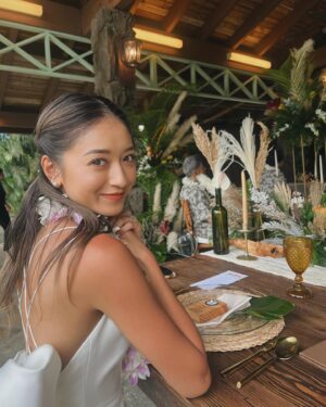 Miyū Ikeda Instagram - ．
たくさん質問が多かった結婚式前の美容系🧖🏾‍♀️🤍

まずはドレスを着るために1番は体！
元々ジムやらエステやらはずっと通ってるから
特別なことはあんまりしてないんだけど、

@taivi_gym のパーソナルジムに90分トレーニングを週1🏋🏽‍♀️
よくストーリーには載せてるんだけど、
自分の体の癖とかズレをみて体の根本を変えてくれるから
バリバリ鍛える！とかではなくて、
本来の正常の体に戻してくれて
だからこそ代謝が良くなって太りにくい体になるし
肩こりとか腰痛が全然なくなった！
結婚式前は背中とか肩周りを特にメインでやった！

@aione_0123 のエステと
@stormystonebyaq の薬石浴のセットを月1か月2🛁
5年前くらいから通ってるエステで
2人がかりでつま先から頭まで全身ごりっごりに流してくれるから
ファッションショー前とか大事な時の前は絶対！
薬石浴はサウナとかとは違った汗のかき方で
これぞデトックス！って感じ🌿

@aoyamahihuka_clinic で月1の肌のメンテナンス🫧
20歳超えてからニキビができやすい体質になって
色んなことしてきたけど今はここなしじゃ無理！
ダブルジェネシスがとにかくつやんつやんになってお気に入り♡
内服薬とオリジナルのスキンケア用品も毎回貰って
ホームケアもしっかりやってニキビとニキビ跡対策に！
式前は背中にビタミン導入もやってもらって
背中がツルンツルンでした👌🏾

@ily.b.c の医療脱毛を2ヶ月に1回！
前に1度だけやった医療脱毛が痛すぎて諦めてたんだけど
ここのは全然痛くないし、
日焼け大好きマンでも1ヶ月くらいあければできる医療脱毛！
まだ通い始めて3回目なんだけど
生えるスピードがかなり減ってきたから
完全に無くなるまで当分通い続ける🙆🏽‍♀️

@chipieee_tokyo のネイルを3週間に1回💅🏾
8.9年前のオープン時からネイルはずっとここ！
好みとか全てわかってくれてるし、
担当の @chipieee_chiko ちゃんはセンスが良すぎるから
アイデア思いつかない時はお任せにしても可愛くしてくれる🫶🏾
ブライダルネイルはシンプルすぎず、
仕事にも影響出ないホワイトとクリアの一癖ネイルにしました🤍

@chipieee_tokyo のパリジェンヌと眉毛メンテナンス👀
ネイルと一緒にいつもお願いしてて、6週間に1回ペースで！
とにかくぎゅいんぎゅいんに上げてくださいと、
眉毛は元々毛が長いから眉頭だけ上に上げて
他はナチュラルに流してくださいってオーダーしてます🌞

@log_shibuya で3週間に1回ヘアメンテ💇🏽‍♀️
L.O.Gも8年くらい通ってて
ずっと担当だった @yuuki_nagayama くんが紹介してくれた
@logshogo のバレイヤージュが最高！
半年に1回くらいブリーチしてメンテナンス！
トリートメントも最強だから
ハワイ行く当日の朝に行って整えてもらいました😂

そして大事な当日のヘアメイクは @naya__hairmakeup 🖤
最近はファッションショーとか撮影とかは
ほぼなやちゃんにお願いするくらい最強なヘアメイクさん🫶🏾
忙しい中ハワイまで来てくれて
フォトツアーとか全てのヘアも一緒に考えてくれた😩♡

こんくらいかな？
ちなみに式の3.4日前にハワイ着いたから
たくさん食べてたしたくさん日焼けしてたけど、
前日は半身浴しながら美顔器やったり
パックしたりして頑張ってたよ😂
ただやっぱり式前に限らず
日頃から色々やってるとかなり楽で最高の式になりました🤍💒

是非少しでも参考にしてもらえれば！