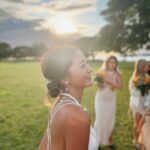 Miyū Ikeda Instagram - ． たくさん質問が多かった結婚式前の美容系🧖🏾‍♀️🤍 まずはドレスを着るために1番は体！ 元々ジムやらエステやらはずっと通ってるから 特別なことはあんまりしてないんだけど、 @taivi_gym のパーソナルジムに90分トレーニングを週1🏋🏽‍♀️ よくストーリーには載せてるんだけど、 自分の体の癖とかズレをみて体の根本を変えてくれるから バリバリ鍛える！とかではなくて、 本来の正常の体に戻してくれて だからこそ代謝が良くなって太りにくい体になるし 肩こりとか腰痛が全然なくなった！ 結婚式前は背中とか肩周りを特にメインでやった！ @aione_0123 のエステと @stormystonebyaq の薬石浴のセットを月1か月2🛁 5年前くらいから通ってるエステで 2人がかりでつま先から頭まで全身ごりっごりに流してくれるから ファッションショー前とか大事な時の前は絶対！ 薬石浴はサウナとかとは違った汗のかき方で これぞデトックス！って感じ🌿 @aoyamahihuka_clinic で月1の肌のメンテナンス🫧 20歳超えてからニキビができやすい体質になって 色んなことしてきたけど今はここなしじゃ無理！ ダブルジェネシスがとにかくつやんつやんになってお気に入り♡ 内服薬とオリジナルのスキンケア用品も毎回貰って ホームケアもしっかりやってニキビとニキビ跡対策に！ 式前は背中にビタミン導入もやってもらって 背中がツルンツルンでした👌🏾 @ily.b.c の医療脱毛を2ヶ月に1回！ 前に1度だけやった医療脱毛が痛すぎて諦めてたんだけど ここのは全然痛くないし、 日焼け大好きマンでも1ヶ月くらいあければできる医療脱毛！ まだ通い始めて3回目なんだけど 生えるスピードがかなり減ってきたから 完全に無くなるまで当分通い続ける🙆🏽‍♀️ @chipieee_tokyo のネイルを3週間に1回💅🏾 8.9年前のオープン時からネイルはずっとここ！ 好みとか全てわかってくれてるし、 担当の @chipieee_chiko ちゃんはセンスが良すぎるから アイデア思いつかない時はお任せにしても可愛くしてくれる🫶🏾 ブライダルネイルはシンプルすぎず、 仕事にも影響出ないホワイトとクリアの一癖ネイルにしました🤍 @chipieee_tokyo のパリジェンヌと眉毛メンテナンス👀 ネイルと一緒にいつもお願いしてて、6週間に1回ペースで！ とにかくぎゅいんぎゅいんに上げてくださいと、 眉毛は元々毛が長いから眉頭だけ上に上げて 他はナチュラルに流してくださいってオーダーしてます🌞 @log_shibuya で3週間に1回ヘアメンテ💇🏽‍♀️ L.O.Gも8年くらい通ってて ずっと担当だった @yuuki_nagayama くんが紹介してくれた @logshogo のバレイヤージュが最高！ 半年に1回くらいブリーチしてメンテナンス！ トリートメントも最強だから ハワイ行く当日の朝に行って整えてもらいました😂 そして大事な当日のヘアメイクは @naya__hairmakeup 🖤 最近はファッションショーとか撮影とかは ほぼなやちゃんにお願いするくらい最強なヘアメイクさん🫶🏾 忙しい中ハワイまで来てくれて フォトツアーとか全てのヘアも一緒に考えてくれた😩♡ こんくらいかな？ ちなみに式の3.4日前にハワイ着いたから たくさん食べてたしたくさん日焼けしてたけど、 前日は半身浴しながら美顔器やったり パックしたりして頑張ってたよ😂 ただやっぱり式前に限らず 日頃から色々やってるとかなり楽で最高の式になりました🤍💒 是非少しでも参考にしてもらえれば！