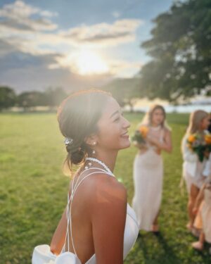 Miyū Ikeda Instagram - ．
たくさん質問が多かった結婚式前の美容系🧖🏾‍♀️🤍

まずはドレスを着るために1番は体！
元々ジムやらエステやらはずっと通ってるから
特別なことはあんまりしてないんだけど、

@taivi_gym のパーソナルジムに90分トレーニングを週1🏋🏽‍♀️
よくストーリーには載せてるんだけど、
自分の体の癖とかズレをみて体の根本を変えてくれるから
バリバリ鍛える！とかではなくて、
本来の正常の体に戻してくれて
だからこそ代謝が良くなって太りにくい体になるし
肩こりとか腰痛が全然なくなった！
結婚式前は背中とか肩周りを特にメインでやった！

@aione_0123 のエステと
@stormystonebyaq の薬石浴のセットを月1か月2🛁
5年前くらいから通ってるエステで
2人がかりでつま先から頭まで全身ごりっごりに流してくれるから
ファッションショー前とか大事な時の前は絶対！
薬石浴はサウナとかとは違った汗のかき方で
これぞデトックス！って感じ🌿

@aoyamahihuka_clinic で月1の肌のメンテナンス🫧
20歳超えてからニキビができやすい体質になって
色んなことしてきたけど今はここなしじゃ無理！
ダブルジェネシスがとにかくつやんつやんになってお気に入り♡
内服薬とオリジナルのスキンケア用品も毎回貰って
ホームケアもしっかりやってニキビとニキビ跡対策に！
式前は背中にビタミン導入もやってもらって
背中がツルンツルンでした👌🏾

@ily.b.c の医療脱毛を2ヶ月に1回！
前に1度だけやった医療脱毛が痛すぎて諦めてたんだけど
ここのは全然痛くないし、
日焼け大好きマンでも1ヶ月くらいあければできる医療脱毛！
まだ通い始めて3回目なんだけど
生えるスピードがかなり減ってきたから
完全に無くなるまで当分通い続ける🙆🏽‍♀️

@chipieee_tokyo のネイルを3週間に1回💅🏾
8.9年前のオープン時からネイルはずっとここ！
好みとか全てわかってくれてるし、
担当の @chipieee_chiko ちゃんはセンスが良すぎるから
アイデア思いつかない時はお任せにしても可愛くしてくれる🫶🏾
ブライダルネイルはシンプルすぎず、
仕事にも影響出ないホワイトとクリアの一癖ネイルにしました🤍

@chipieee_tokyo のパリジェンヌと眉毛メンテナンス👀
ネイルと一緒にいつもお願いしてて、6週間に1回ペースで！
とにかくぎゅいんぎゅいんに上げてくださいと、
眉毛は元々毛が長いから眉頭だけ上に上げて
他はナチュラルに流してくださいってオーダーしてます🌞

@log_shibuya で3週間に1回ヘアメンテ💇🏽‍♀️
L.O.Gも8年くらい通ってて
ずっと担当だった @yuuki_nagayama くんが紹介してくれた
@logshogo のバレイヤージュが最高！
半年に1回くらいブリーチしてメンテナンス！
トリートメントも最強だから
ハワイ行く当日の朝に行って整えてもらいました😂

そして大事な当日のヘアメイクは @naya__hairmakeup 🖤
最近はファッションショーとか撮影とかは
ほぼなやちゃんにお願いするくらい最強なヘアメイクさん🫶🏾
忙しい中ハワイまで来てくれて
フォトツアーとか全てのヘアも一緒に考えてくれた😩♡

こんくらいかな？
ちなみに式の3.4日前にハワイ着いたから
たくさん食べてたしたくさん日焼けしてたけど、
前日は半身浴しながら美顔器やったり
パックしたりして頑張ってたよ😂
ただやっぱり式前に限らず
日頃から色々やってるとかなり楽で最高の式になりました🤍💒

是非少しでも参考にしてもらえれば！