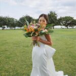 Miyū Ikeda Instagram - ． たくさん質問が多かった結婚式前の美容系🧖🏾‍♀️🤍 まずはドレスを着るために1番は体！ 元々ジムやらエステやらはずっと通ってるから 特別なことはあんまりしてないんだけど、 @taivi_gym のパーソナルジムに90分トレーニングを週1🏋🏽‍♀️ よくストーリーには載せてるんだけど、 自分の体の癖とかズレをみて体の根本を変えてくれるから バリバリ鍛える！とかではなくて、 本来の正常の体に戻してくれて だからこそ代謝が良くなって太りにくい体になるし 肩こりとか腰痛が全然なくなった！ 結婚式前は背中とか肩周りを特にメインでやった！ @aione_0123 のエステと @stormystonebyaq の薬石浴のセットを月1か月2🛁 5年前くらいから通ってるエステで 2人がかりでつま先から頭まで全身ごりっごりに流してくれるから ファッションショー前とか大事な時の前は絶対！ 薬石浴はサウナとかとは違った汗のかき方で これぞデトックス！って感じ🌿 @aoyamahihuka_clinic で月1の肌のメンテナンス🫧 20歳超えてからニキビができやすい体質になって 色んなことしてきたけど今はここなしじゃ無理！ ダブルジェネシスがとにかくつやんつやんになってお気に入り♡ 内服薬とオリジナルのスキンケア用品も毎回貰って ホームケアもしっかりやってニキビとニキビ跡対策に！ 式前は背中にビタミン導入もやってもらって 背中がツルンツルンでした👌🏾 @ily.b.c の医療脱毛を2ヶ月に1回！ 前に1度だけやった医療脱毛が痛すぎて諦めてたんだけど ここのは全然痛くないし、 日焼け大好きマンでも1ヶ月くらいあければできる医療脱毛！ まだ通い始めて3回目なんだけど 生えるスピードがかなり減ってきたから 完全に無くなるまで当分通い続ける🙆🏽‍♀️ @chipieee_tokyo のネイルを3週間に1回💅🏾 8.9年前のオープン時からネイルはずっとここ！ 好みとか全てわかってくれてるし、 担当の @chipieee_chiko ちゃんはセンスが良すぎるから アイデア思いつかない時はお任せにしても可愛くしてくれる🫶🏾 ブライダルネイルはシンプルすぎず、 仕事にも影響出ないホワイトとクリアの一癖ネイルにしました🤍 @chipieee_tokyo のパリジェンヌと眉毛メンテナンス👀 ネイルと一緒にいつもお願いしてて、6週間に1回ペースで！ とにかくぎゅいんぎゅいんに上げてくださいと、 眉毛は元々毛が長いから眉頭だけ上に上げて 他はナチュラルに流してくださいってオーダーしてます🌞 @log_shibuya で3週間に1回ヘアメンテ💇🏽‍♀️ L.O.Gも8年くらい通ってて ずっと担当だった @yuuki_nagayama くんが紹介してくれた @logshogo のバレイヤージュが最高！ 半年に1回くらいブリーチしてメンテナンス！ トリートメントも最強だから ハワイ行く当日の朝に行って整えてもらいました😂 そして大事な当日のヘアメイクは @naya__hairmakeup 🖤 最近はファッションショーとか撮影とかは ほぼなやちゃんにお願いするくらい最強なヘアメイクさん🫶🏾 忙しい中ハワイまで来てくれて フォトツアーとか全てのヘアも一緒に考えてくれた😩♡ こんくらいかな？ ちなみに式の3.4日前にハワイ着いたから たくさん食べてたしたくさん日焼けしてたけど、 前日は半身浴しながら美顔器やったり パックしたりして頑張ってたよ😂 ただやっぱり式前に限らず 日頃から色々やってるとかなり楽で最高の式になりました🤍💒 是非少しでも参考にしてもらえれば！