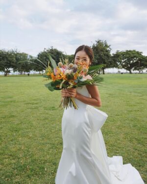 Miyū Ikeda Instagram - ．
たくさん質問が多かった結婚式前の美容系🧖🏾‍♀️🤍

まずはドレスを着るために1番は体！
元々ジムやらエステやらはずっと通ってるから
特別なことはあんまりしてないんだけど、

@taivi_gym のパーソナルジムに90分トレーニングを週1🏋🏽‍♀️
よくストーリーには載せてるんだけど、
自分の体の癖とかズレをみて体の根本を変えてくれるから
バリバリ鍛える！とかではなくて、
本来の正常の体に戻してくれて
だからこそ代謝が良くなって太りにくい体になるし
肩こりとか腰痛が全然なくなった！
結婚式前は背中とか肩周りを特にメインでやった！

@aione_0123 のエステと
@stormystonebyaq の薬石浴のセットを月1か月2🛁
5年前くらいから通ってるエステで
2人がかりでつま先から頭まで全身ごりっごりに流してくれるから
ファッションショー前とか大事な時の前は絶対！
薬石浴はサウナとかとは違った汗のかき方で
これぞデトックス！って感じ🌿

@aoyamahihuka_clinic で月1の肌のメンテナンス🫧
20歳超えてからニキビができやすい体質になって
色んなことしてきたけど今はここなしじゃ無理！
ダブルジェネシスがとにかくつやんつやんになってお気に入り♡
内服薬とオリジナルのスキンケア用品も毎回貰って
ホームケアもしっかりやってニキビとニキビ跡対策に！
式前は背中にビタミン導入もやってもらって
背中がツルンツルンでした👌🏾

@ily.b.c の医療脱毛を2ヶ月に1回！
前に1度だけやった医療脱毛が痛すぎて諦めてたんだけど
ここのは全然痛くないし、
日焼け大好きマンでも1ヶ月くらいあければできる医療脱毛！
まだ通い始めて3回目なんだけど
生えるスピードがかなり減ってきたから
完全に無くなるまで当分通い続ける🙆🏽‍♀️

@chipieee_tokyo のネイルを3週間に1回💅🏾
8.9年前のオープン時からネイルはずっとここ！
好みとか全てわかってくれてるし、
担当の @chipieee_chiko ちゃんはセンスが良すぎるから
アイデア思いつかない時はお任せにしても可愛くしてくれる🫶🏾
ブライダルネイルはシンプルすぎず、
仕事にも影響出ないホワイトとクリアの一癖ネイルにしました🤍

@chipieee_tokyo のパリジェンヌと眉毛メンテナンス👀
ネイルと一緒にいつもお願いしてて、6週間に1回ペースで！
とにかくぎゅいんぎゅいんに上げてくださいと、
眉毛は元々毛が長いから眉頭だけ上に上げて
他はナチュラルに流してくださいってオーダーしてます🌞

@log_shibuya で3週間に1回ヘアメンテ💇🏽‍♀️
L.O.Gも8年くらい通ってて
ずっと担当だった @yuuki_nagayama くんが紹介してくれた
@logshogo のバレイヤージュが最高！
半年に1回くらいブリーチしてメンテナンス！
トリートメントも最強だから
ハワイ行く当日の朝に行って整えてもらいました😂

そして大事な当日のヘアメイクは @naya__hairmakeup 🖤
最近はファッションショーとか撮影とかは
ほぼなやちゃんにお願いするくらい最強なヘアメイクさん🫶🏾
忙しい中ハワイまで来てくれて
フォトツアーとか全てのヘアも一緒に考えてくれた😩♡

こんくらいかな？
ちなみに式の3.4日前にハワイ着いたから
たくさん食べてたしたくさん日焼けしてたけど、
前日は半身浴しながら美顔器やったり
パックしたりして頑張ってたよ😂
ただやっぱり式前に限らず
日頃から色々やってるとかなり楽で最高の式になりました🤍💒

是非少しでも参考にしてもらえれば！