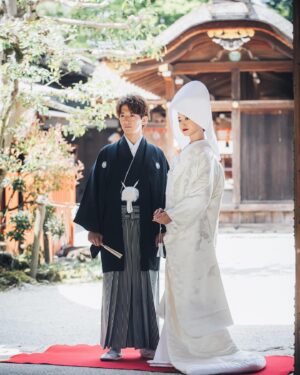 Miyū Ikeda Instagram - ．
ハワイ挙式から約1ヶ月後の4月に
京都でも式を挙げてきました⛩️

士門が京都人なのでたくさんの親族のために
実は元々京都だけでやる予定だったの！
ハワイと立て続けでバタバタだったけど、
ドレスと白無垢どちらも着れてどっちも違った良さがあって
また @watabewedding さまさまでした💍🤍

ゲストの人数も考えて
挙式は上賀茂神社、披露宴は @okakuen で
素敵な場所でほぼ親族だけで最高の時間を過ごせました♡

披露宴では色打掛も着たからそれはまた改めて写真upします🫶🏾
ハワイに続いてまたまたたくさん投稿続きますが
飽きずにお付き合いください🥹！