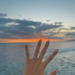 Miyū Ikeda Instagram - ． たくさん質問が多かった結婚式前の美容系🧖🏾‍♀️🤍 まずはドレスを着るために1番は体！ 元々ジムやらエステやらはずっと通ってるから 特別なことはあんまりしてないんだけど、 @taivi_gym のパーソナルジムに90分トレーニングを週1🏋🏽‍♀️ よくストーリーには載せてるんだけど、 自分の体の癖とかズレをみて体の根本を変えてくれるから バリバリ鍛える！とかではなくて、 本来の正常の体に戻してくれて だからこそ代謝が良くなって太りにくい体になるし 肩こりとか腰痛が全然なくなった！ 結婚式前は背中とか肩周りを特にメインでやった！ @aione_0123 のエステと @stormystonebyaq の薬石浴のセットを月1か月2🛁 5年前くらいから通ってるエステで 2人がかりでつま先から頭まで全身ごりっごりに流してくれるから ファッションショー前とか大事な時の前は絶対！ 薬石浴はサウナとかとは違った汗のかき方で これぞデトックス！って感じ🌿 @aoyamahihuka_clinic で月1の肌のメンテナンス🫧 20歳超えてからニキビができやすい体質になって 色んなことしてきたけど今はここなしじゃ無理！ ダブルジェネシスがとにかくつやんつやんになってお気に入り♡ 内服薬とオリジナルのスキンケア用品も毎回貰って ホームケアもしっかりやってニキビとニキビ跡対策に！ 式前は背中にビタミン導入もやってもらって 背中がツルンツルンでした👌🏾 @ily.b.c の医療脱毛を2ヶ月に1回！ 前に1度だけやった医療脱毛が痛すぎて諦めてたんだけど ここのは全然痛くないし、 日焼け大好きマンでも1ヶ月くらいあければできる医療脱毛！ まだ通い始めて3回目なんだけど 生えるスピードがかなり減ってきたから 完全に無くなるまで当分通い続ける🙆🏽‍♀️ @chipieee_tokyo のネイルを3週間に1回💅🏾 8.9年前のオープン時からネイルはずっとここ！ 好みとか全てわかってくれてるし、 担当の @chipieee_chiko ちゃんはセンスが良すぎるから アイデア思いつかない時はお任せにしても可愛くしてくれる🫶🏾 ブライダルネイルはシンプルすぎず、 仕事にも影響出ないホワイトとクリアの一癖ネイルにしました🤍 @chipieee_tokyo のパリジェンヌと眉毛メンテナンス👀 ネイルと一緒にいつもお願いしてて、6週間に1回ペースで！ とにかくぎゅいんぎゅいんに上げてくださいと、 眉毛は元々毛が長いから眉頭だけ上に上げて 他はナチュラルに流してくださいってオーダーしてます🌞 @log_shibuya で3週間に1回ヘアメンテ💇🏽‍♀️ L.O.Gも8年くらい通ってて ずっと担当だった @yuuki_nagayama くんが紹介してくれた @logshogo のバレイヤージュが最高！ 半年に1回くらいブリーチしてメンテナンス！ トリートメントも最強だから ハワイ行く当日の朝に行って整えてもらいました😂 そして大事な当日のヘアメイクは @naya__hairmakeup 🖤 最近はファッションショーとか撮影とかは ほぼなやちゃんにお願いするくらい最強なヘアメイクさん🫶🏾 忙しい中ハワイまで来てくれて フォトツアーとか全てのヘアも一緒に考えてくれた😩♡ こんくらいかな？ ちなみに式の3.4日前にハワイ着いたから たくさん食べてたしたくさん日焼けしてたけど、 前日は半身浴しながら美顔器やったり パックしたりして頑張ってたよ😂 ただやっぱり式前に限らず 日頃から色々やってるとかなり楽で最高の式になりました🤍💒 是非少しでも参考にしてもらえれば！