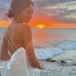 Miyū Ikeda Instagram - ． たくさん質問が多かった結婚式前の美容系🧖🏾‍♀️🤍 まずはドレスを着るために1番は体！ 元々ジムやらエステやらはずっと通ってるから 特別なことはあんまりしてないんだけど、 @taivi_gym のパーソナルジムに90分トレーニングを週1🏋🏽‍♀️ よくストーリーには載せてるんだけど、 自分の体の癖とかズレをみて体の根本を変えてくれるから バリバリ鍛える！とかではなくて、 本来の正常の体に戻してくれて だからこそ代謝が良くなって太りにくい体になるし 肩こりとか腰痛が全然なくなった！ 結婚式前は背中とか肩周りを特にメインでやった！ @aione_0123 のエステと @stormystonebyaq の薬石浴のセットを月1か月2🛁 5年前くらいから通ってるエステで 2人がかりでつま先から頭まで全身ごりっごりに流してくれるから ファッションショー前とか大事な時の前は絶対！ 薬石浴はサウナとかとは違った汗のかき方で これぞデトックス！って感じ🌿 @aoyamahihuka_clinic で月1の肌のメンテナンス🫧 20歳超えてからニキビができやすい体質になって 色んなことしてきたけど今はここなしじゃ無理！ ダブルジェネシスがとにかくつやんつやんになってお気に入り♡ 内服薬とオリジナルのスキンケア用品も毎回貰って ホームケアもしっかりやってニキビとニキビ跡対策に！ 式前は背中にビタミン導入もやってもらって 背中がツルンツルンでした👌🏾 @ily.b.c の医療脱毛を2ヶ月に1回！ 前に1度だけやった医療脱毛が痛すぎて諦めてたんだけど ここのは全然痛くないし、 日焼け大好きマンでも1ヶ月くらいあければできる医療脱毛！ まだ通い始めて3回目なんだけど 生えるスピードがかなり減ってきたから 完全に無くなるまで当分通い続ける🙆🏽‍♀️ @chipieee_tokyo のネイルを3週間に1回💅🏾 8.9年前のオープン時からネイルはずっとここ！ 好みとか全てわかってくれてるし、 担当の @chipieee_chiko ちゃんはセンスが良すぎるから アイデア思いつかない時はお任せにしても可愛くしてくれる🫶🏾 ブライダルネイルはシンプルすぎず、 仕事にも影響出ないホワイトとクリアの一癖ネイルにしました🤍 @chipieee_tokyo のパリジェンヌと眉毛メンテナンス👀 ネイルと一緒にいつもお願いしてて、6週間に1回ペースで！ とにかくぎゅいんぎゅいんに上げてくださいと、 眉毛は元々毛が長いから眉頭だけ上に上げて 他はナチュラルに流してくださいってオーダーしてます🌞 @log_shibuya で3週間に1回ヘアメンテ💇🏽‍♀️ L.O.Gも8年くらい通ってて ずっと担当だった @yuuki_nagayama くんが紹介してくれた @logshogo のバレイヤージュが最高！ 半年に1回くらいブリーチしてメンテナンス！ トリートメントも最強だから ハワイ行く当日の朝に行って整えてもらいました😂 そして大事な当日のヘアメイクは @naya__hairmakeup 🖤 最近はファッションショーとか撮影とかは ほぼなやちゃんにお願いするくらい最強なヘアメイクさん🫶🏾 忙しい中ハワイまで来てくれて フォトツアーとか全てのヘアも一緒に考えてくれた😩♡ こんくらいかな？ ちなみに式の3.4日前にハワイ着いたから たくさん食べてたしたくさん日焼けしてたけど、 前日は半身浴しながら美顔器やったり パックしたりして頑張ってたよ😂 ただやっぱり式前に限らず 日頃から色々やってるとかなり楽で最高の式になりました🤍💒 是非少しでも参考にしてもらえれば！