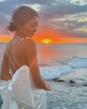 Miyū Ikeda Instagram - ．
たくさん質問が多かった結婚式前の美容系🧖🏾‍♀️🤍

まずはドレスを着るために1番は体！
元々ジムやらエステやらはずっと通ってるから
特別なことはあんまりしてないんだけど、

@taivi_gym のパーソナルジムに90分トレーニングを週1🏋🏽‍♀️
よくストーリーには載せてるんだけど、
自分の体の癖とかズレをみて体の根本を変えてくれるから
バリバリ鍛える！とかではなくて、
本来の正常の体に戻してくれて
だからこそ代謝が良くなって太りにくい体になるし
肩こりとか腰痛が全然なくなった！
結婚式前は背中とか肩周りを特にメインでやった！

@aione_0123 のエステと
@stormystonebyaq の薬石浴のセットを月1か月2🛁
5年前くらいから通ってるエステで
2人がかりでつま先から頭まで全身ごりっごりに流してくれるから
ファッションショー前とか大事な時の前は絶対！
薬石浴はサウナとかとは違った汗のかき方で
これぞデトックス！って感じ🌿

@aoyamahihuka_clinic で月1の肌のメンテナンス🫧
20歳超えてからニキビができやすい体質になって
色んなことしてきたけど今はここなしじゃ無理！
ダブルジェネシスがとにかくつやんつやんになってお気に入り♡
内服薬とオリジナルのスキンケア用品も毎回貰って
ホームケアもしっかりやってニキビとニキビ跡対策に！
式前は背中にビタミン導入もやってもらって
背中がツルンツルンでした👌🏾

@ily.b.c の医療脱毛を2ヶ月に1回！
前に1度だけやった医療脱毛が痛すぎて諦めてたんだけど
ここのは全然痛くないし、
日焼け大好きマンでも1ヶ月くらいあければできる医療脱毛！
まだ通い始めて3回目なんだけど
生えるスピードがかなり減ってきたから
完全に無くなるまで当分通い続ける🙆🏽‍♀️

@chipieee_tokyo のネイルを3週間に1回💅🏾
8.9年前のオープン時からネイルはずっとここ！
好みとか全てわかってくれてるし、
担当の @chipieee_chiko ちゃんはセンスが良すぎるから
アイデア思いつかない時はお任せにしても可愛くしてくれる🫶🏾
ブライダルネイルはシンプルすぎず、
仕事にも影響出ないホワイトとクリアの一癖ネイルにしました🤍

@chipieee_tokyo のパリジェンヌと眉毛メンテナンス👀
ネイルと一緒にいつもお願いしてて、6週間に1回ペースで！
とにかくぎゅいんぎゅいんに上げてくださいと、
眉毛は元々毛が長いから眉頭だけ上に上げて
他はナチュラルに流してくださいってオーダーしてます🌞

@log_shibuya で3週間に1回ヘアメンテ💇🏽‍♀️
L.O.Gも8年くらい通ってて
ずっと担当だった @yuuki_nagayama くんが紹介してくれた
@logshogo のバレイヤージュが最高！
半年に1回くらいブリーチしてメンテナンス！
トリートメントも最強だから
ハワイ行く当日の朝に行って整えてもらいました😂

そして大事な当日のヘアメイクは @naya__hairmakeup 🖤
最近はファッションショーとか撮影とかは
ほぼなやちゃんにお願いするくらい最強なヘアメイクさん🫶🏾
忙しい中ハワイまで来てくれて
フォトツアーとか全てのヘアも一緒に考えてくれた😩♡

こんくらいかな？
ちなみに式の3.4日前にハワイ着いたから
たくさん食べてたしたくさん日焼けしてたけど、
前日は半身浴しながら美顔器やったり
パックしたりして頑張ってたよ😂
ただやっぱり式前に限らず
日頃から色々やってるとかなり楽で最高の式になりました🤍💒

是非少しでも参考にしてもらえれば！