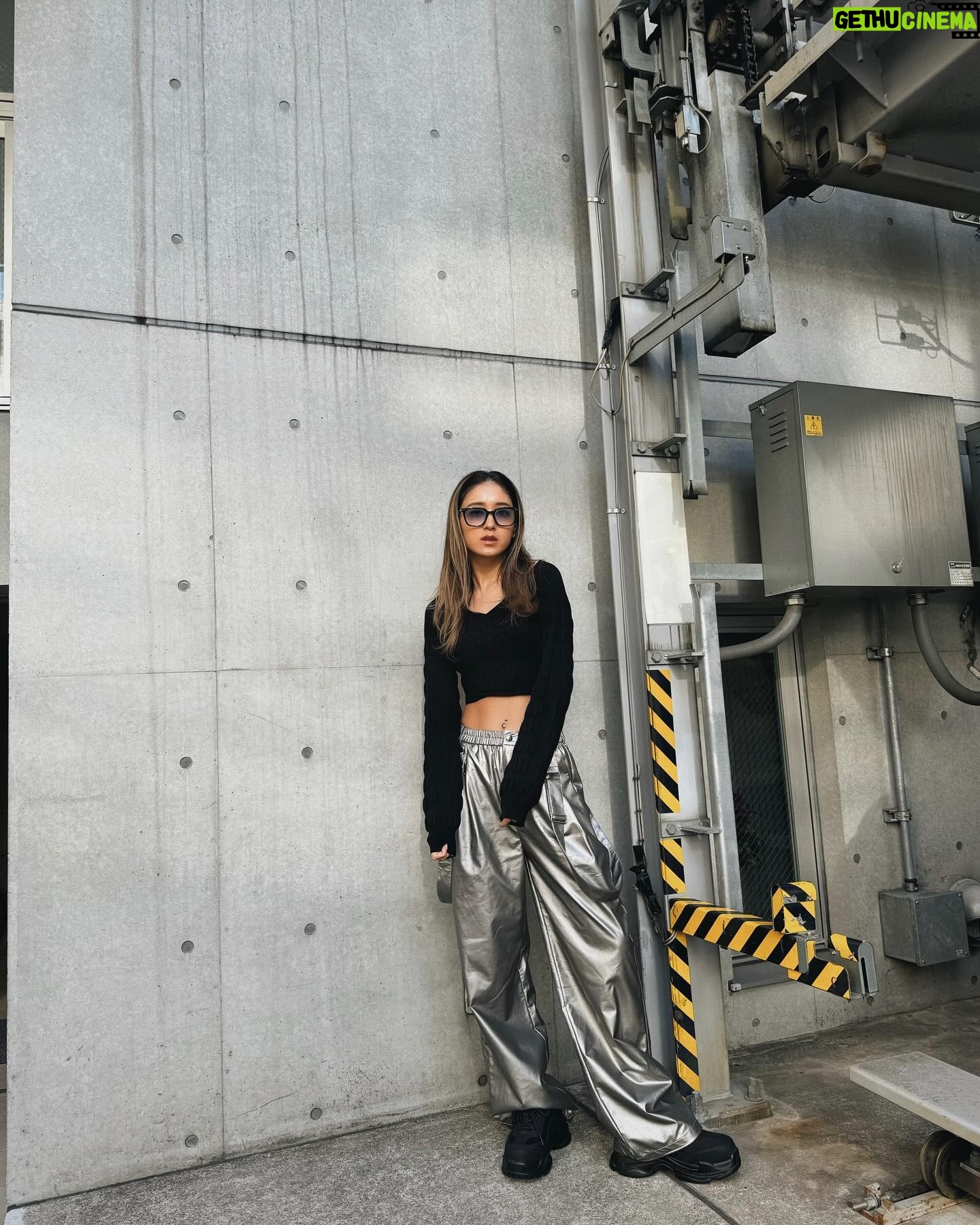 Miyū Ikeda Instagram - . 腹筋女子が流行ってるみたい🏋🏽♀️ ただ舐められたくないという意味不明な理由で 17歳頃から鍛え始めました🔥🔥🖤 #emoda #mystyleemoda