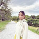 Mizuki Yamamoto Instagram - ⋆⸜☾⸝‍⋆ テレビ東京さんにて、 本日 11月11日（土） 22:00～22:30 『新美の巨人たち』 に出演いたします。 牧野富太郎さんの、「大日本植物志」について。 ずっと行ってみたかった小石川植物園でのロケでした。 2枚目は、寄付をすると頂ける植物の名前が書かれた札です。 ちょうどミズキがありました!(ミヅキだったら完璧だった…(> <))笑 是非ご覧ください。