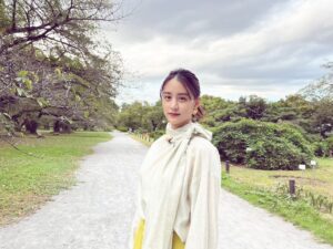Mizuki Yamamoto Instagram - ⋆⸜☾⸝‍⋆

テレビ東京さんにて、
本日
11月11日（土） 
22:00～22:30
『新美の巨人たち』
に出演いたします。
牧野富太郎さんの、「大日本植物志」について。
ずっと行ってみたかった小石川植物園でのロケでした。

2枚目は、寄付をすると頂ける植物の名前が書かれた札です。
ちょうどミズキがありました!(ミヅキだったら完璧だった…(> <))笑

是非ご覧ください。