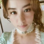 Mizuki Yamamoto Instagram - ⋆⸜☾⸝‍⋆ Netflix映画 「赤ずきん、旅の途中で死体と出会う」 本日より配信されております★ 予告で謎の女と紹介されていた私です。 そばかすちゃんです。 皆様、是非！ #赤ずきん旅の途中で死体と出会う #netflix
