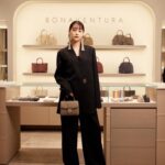 Mizuki Yamamoto Instagram - ⋆⸜☾⸝‍⋆ 11月10日OPENの、 BONAVENTURA銀座フラッグシップストアへ。 美術館のように美しく洗練された空間でした。 階段の手すりもソファも、オリジナルのレザーが施されていて気持ちの良い手触りでした。 私は悩んだ結果、ノアバッグの黒を。 皆様も、是非。 @bonaventura.official #BONAVENTURA #ボナベンチュラ #pr