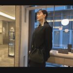 Mizuki Yamamoto Instagram - ⋆⸜☾⸝‍⋆ 11月10日OPENの、 BONAVENTURA銀座フラッグシップストアへ。 美術館のように美しく洗練された空間でした。 階段の手すりもソファも、オリジナルのレザーが施されていて気持ちの良い手触りでした。 私は悩んだ結果、ノアバッグの黒を。 皆様も、是非。 @bonaventura.official #BONAVENTURA #ボナベンチュラ #pr