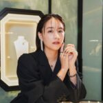 Mizuki Yamamoto Instagram - ⋆⸜☾⸝‍⋆ 9月8日にオープンする、 ブシュロン銀座本店へ ひと足先にお邪魔しました。 パリの店舗に次ぐ大きさの店舗は、 ワンフロアごとにコンセプトの違う世界観でとっても素敵でした。 所々に日本人のアーティストが手がけた装飾もあり、日本の店舗だからこそ楽しめる美しい空間になっていました。 ブライダルのフロアでは、誓いの言葉が音楽になるというロマンチックな演出も… (私の音楽は4枚目★) 最上階では、新作ハイジュエリーコレクション“MORE IS MORE”も見る事が出来ます。 (3枚目、ユニークなジュエリーは是非実際にご覧になってください★) ハイジュエリーをさらりと身につけられる素敵な女性になりたい…!! #BoucheronGinza #Boucheron #ブシュロン