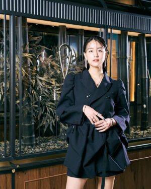 Mizuki Yamamoto Instagram - ⋆⸜☾⸝‍⋆
9月8日にオープンする、
ブシュロン銀座本店へ
ひと足先にお邪魔しました。

パリの店舗に次ぐ大きさの店舗は、
ワンフロアごとにコンセプトの違う世界観でとっても素敵でした。

所々に日本人のアーティストが手がけた装飾もあり、日本の店舗だからこそ楽しめる美しい空間になっていました。

ブライダルのフロアでは、誓いの言葉が音楽になるというロマンチックな演出も…
(私の音楽は4枚目★)

最上階では、新作ハイジュエリーコレクション“MORE IS MORE”も見る事が出来ます。
(3枚目、ユニークなジュエリーは是非実際にご覧になってください★)

ハイジュエリーをさらりと身につけられる素敵な女性になりたい…!!

#BoucheronGinza
#Boucheron
#ブシュロン