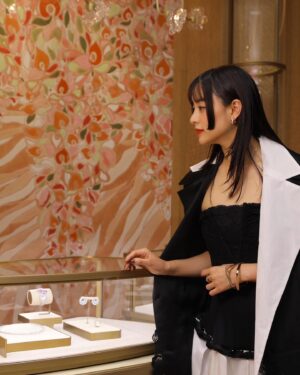 Mizuki Yamamoto Instagram - ⋆⸜☾⸝‍⋆

Cartier
麻布台ヒルズ店が、本日オープンします。

Cartierのジュエリーを身につけて、一足先にお邪魔してきました。

竹や桜をイメージされたインテリアで、とても美しい空間でした。

皆様も是非、足を運んでみてください。

#PR
#CartierAzabudai
#CartierHighJewelry
#Cartier