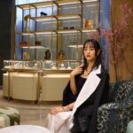 Mizuki Yamamoto Instagram - ⋆⸜☾⸝‍⋆ Cartier 麻布台ヒルズ店が、本日オープンします。 Cartierのジュエリーを身につけて、一足先にお邪魔してきました。 竹や桜をイメージされたインテリアで、とても美しい空間でした。 皆様も是非、足を運んでみてください。 #PR #CartierAzabudai #CartierHighJewelry #Cartier