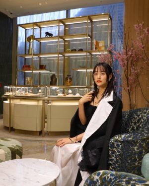 Mizuki Yamamoto Instagram - ⋆⸜☾⸝‍⋆

Cartier
麻布台ヒルズ店が、本日オープンします。

Cartierのジュエリーを身につけて、一足先にお邪魔してきました。

竹や桜をイメージされたインテリアで、とても美しい空間でした。

皆様も是非、足を運んでみてください。

#PR
#CartierAzabudai
#CartierHighJewelry
#Cartier