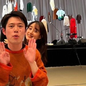 Mizuki Yamamoto Instagram - ⋆⸜☾⸝‍⋆
なんだか写真がおかしくなってたので載せ直しました(> <)

Kota Gushiken
AW24
Show
'orgnaseid well'
大好きな具志堅さんのニットで。
そしてまさかのお久しぶりの好井さん！
ショーに出演されていました！
びっくり！会えて嬉しかったー！