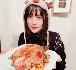 Mizuki Yamamoto Instagram - ⋆⸜☾⸝‍⋆
遅れました。
メリークリスマスでした。

子の被り物を借りました。

恒例の丸鶏も焼きました。