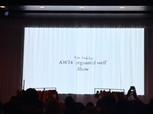 Mizuki Yamamoto Instagram - ⋆⸜☾⸝‍⋆
なんだか写真がおかしくなってたので載せ直しました(> <)

Kota Gushiken
AW24
Show
'orgnaseid well'
大好きな具志堅さんのニットで。
そしてまさかのお久しぶりの好井さん！
ショーに出演されていました！
びっくり！会えて嬉しかったー！