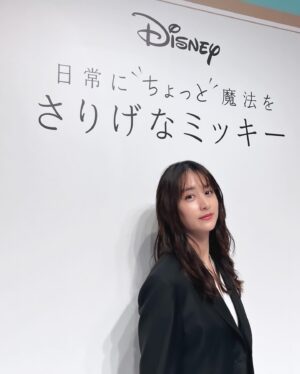 Mizuki Yamamoto Instagram - ⋆⸜☾⸝‍⋆
この度、『さりげなミッキー』アンバサダーに就任致しました★

大人の女性も手に取りやすい、さりげなミッキーの商品はどれも素敵なものばかりです！

私は、カリモクさんのチェアがお気に入りです♪
よく見ると、配色がミッキーになっているんです！

まだまだ気になるアイテムがたくさんあるので、
発信していきますね★

これからよろしくお願い致します！

#PR
#さりげなミッキー
@disneyshoppingjp