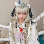 Moe Iori Instagram - NIKKE1周年半生放送 をご覧いただきありがとうございました🥳 1ユーザーとしても大変楽しい生放送でした🎉1.5周年本当におめでとうございます！ そしてこうしてクラウンちゃんの実装という記念すべきタイミングでコスプレさせて頂けて、公式に感謝🙏🥲 ウィッグも難しかったし、歩く時は蟹さん🦀にならないといけない、しかしあまりにも可愛い… そんなクラウンちゃんをみんなもぜひゲットしてね…！ #祝nikke1周年半生放送 #nikkeanniversary #nikke #ニケ #cosplay #コスプレ
