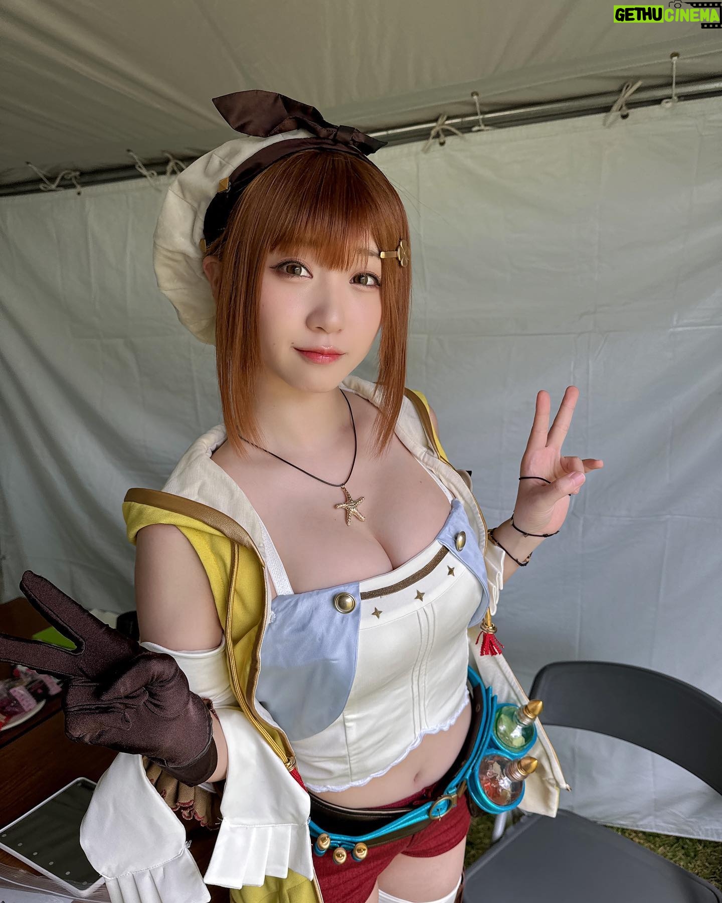 Moe Iori - 45.2K Likes - 昨日はうるハロで #レスレリアーナのアトリエ に登場する先輩錬金術師✨️の #ライザ ちゃんのコスプレをして
ステージに登壇&世界遺産の前で撮影会をさせて頂きました!😳
トークショーも凄く楽しかったし、世界遺産の前で撮影できる貴重な機会を頂けて凄く楽しかったです🥳
現地の方も県外から遊びに来られた方も凄く楽しまれてていいイベントだなぁってほっこりしてました!
撮影会に来てくださった皆さんもありがとうー!🥳🥳🥳
#レスレリアーナのアトリエ #うるハロ #ライザのアトリエ #沖縄 #コスプレ #cosplay