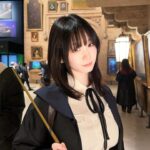 Moe Iori Instagram – 週末の #萌曜ロードショー にむけてハリポタ熱がめちゃめちゃ高まってきている…✨✨

ハリポタツアーもまた行きたい🪄🪄

ニュートの著書がちゃんと図書室ゾーンにあったりグリフィンドール、スリザリンの談話室もあり
ハリーのベット、みぞの鏡、動く階段があって本当にホグワーツにいる気分だったなぁ🥺🥺！

後シーズンごとにショップちょっとしたディスプレイ変わってるっぽいのでそれをみに行きたい…！！！
私の1番好きなエリアはたくさんあるけど魔法省エリアが1番テンション上がるです🥳
#ハリーポッター #ハリポタツアー