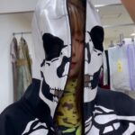 Moka Kamishiraishi Instagram - パリピ孔明　1話ハロウィンシーンの英子 こんな登場の仕方でした！💀 パリピ孔明の衣装はすべて、 @babymixbaby によるスペシャルなスタイリングです。チームbabyでないと作れなかった世界。 遊び心あるスタイリングが本当に好きだったな！🌈 #パリピ孔明